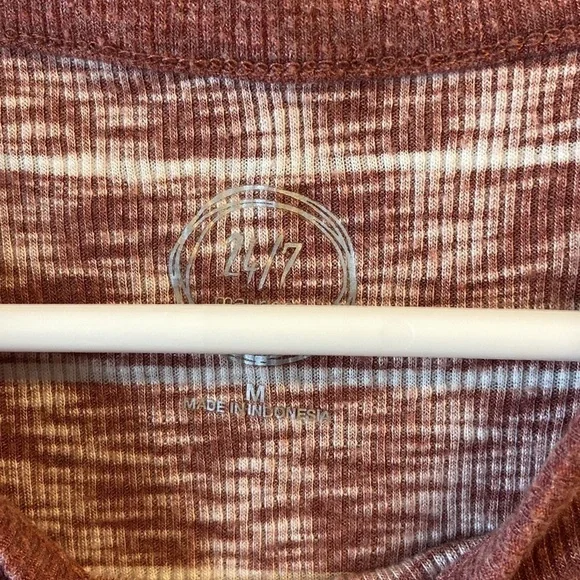 Maurice’s 24/7 T Size Medium Red Striped - Picture 2 of 2